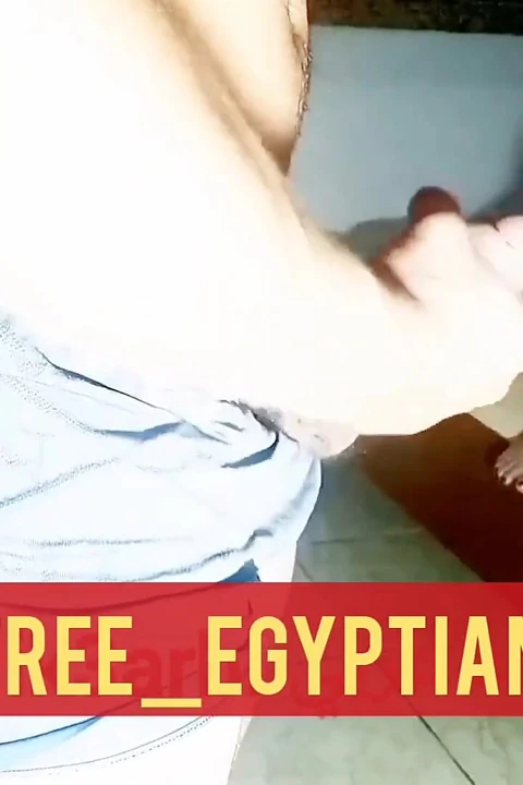 Port Said'den Mısır, üvey annesini mastürbasyon yaparken filme alıyor, bu yüzden büyük yarağını durduruyor ve 69 yapıyor ve onu sikiyor