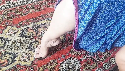 Selena'nın yakın çekim ayakları poz ve oral seks yutuyor