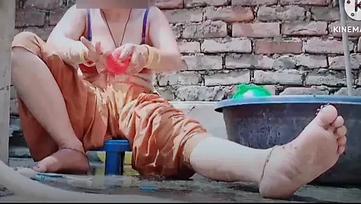 Симпатичное мягкое горячее сексуальное видео, деревенская горячая девушка купается