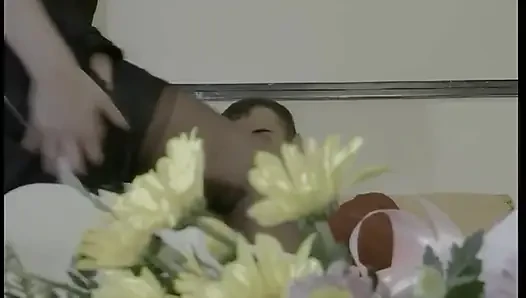 Güzel ve zarif kadın otelde yalnız hissediyor ve kendini teselli etmek için otel bellboy tarafından kıçtan sevişiyor.