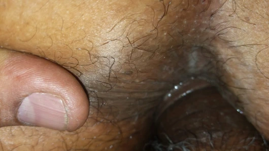 Siririca'da amcık fışkırtmasını gösteriyor