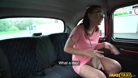 Fake taxi - keira flow yol başını seviyor ve yol kenarında sikiliyor