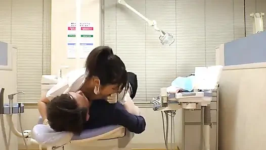 Gözlerini benimle kilitlemeye devam eden dişçi