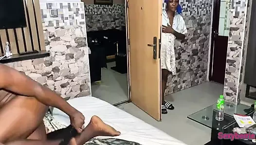 Üvey kız kardeşim prezervatif almaya gitti, ben de büyük yaraklı erkek arkadaşını ham siktim