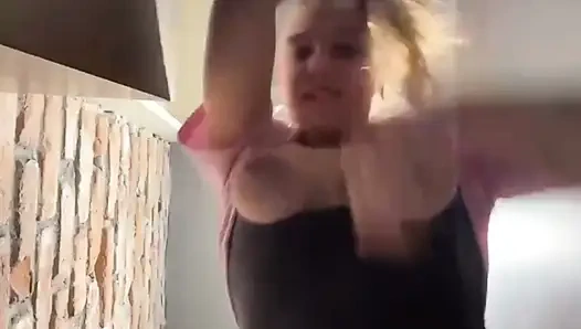 Halkın içinde ilk kez mastürbasyon yapıyor