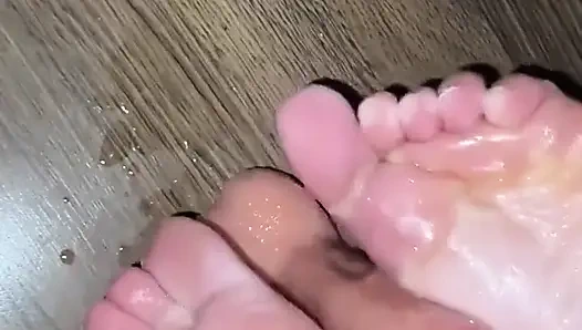 Dildoda ıslak ıslak ayakla muamele