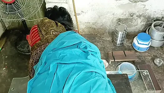 Üvey kız kardeş geceleri üvey erkek kardeşinin odasına gitti yine Hintçe ses kaydıyla eğlenceli seks