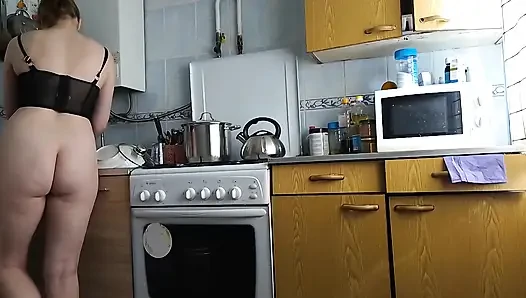 Arkadaşımın üvey annesinin poposunu istiyorum, mutfakta yemek yapmasını çok seviyorum