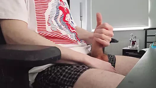 Porno izlerken mastürbasyon yapıyor