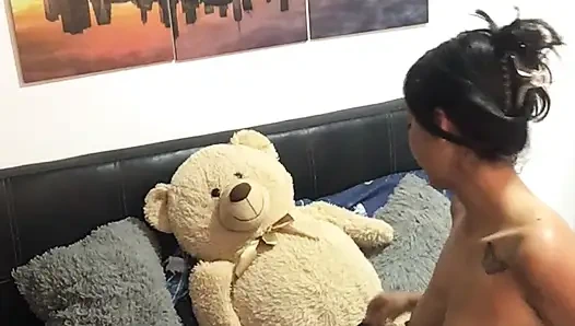 Kız arkadaşım bana mastürbasyon videosu gönderiyor ve bana götünü gösteriyor.