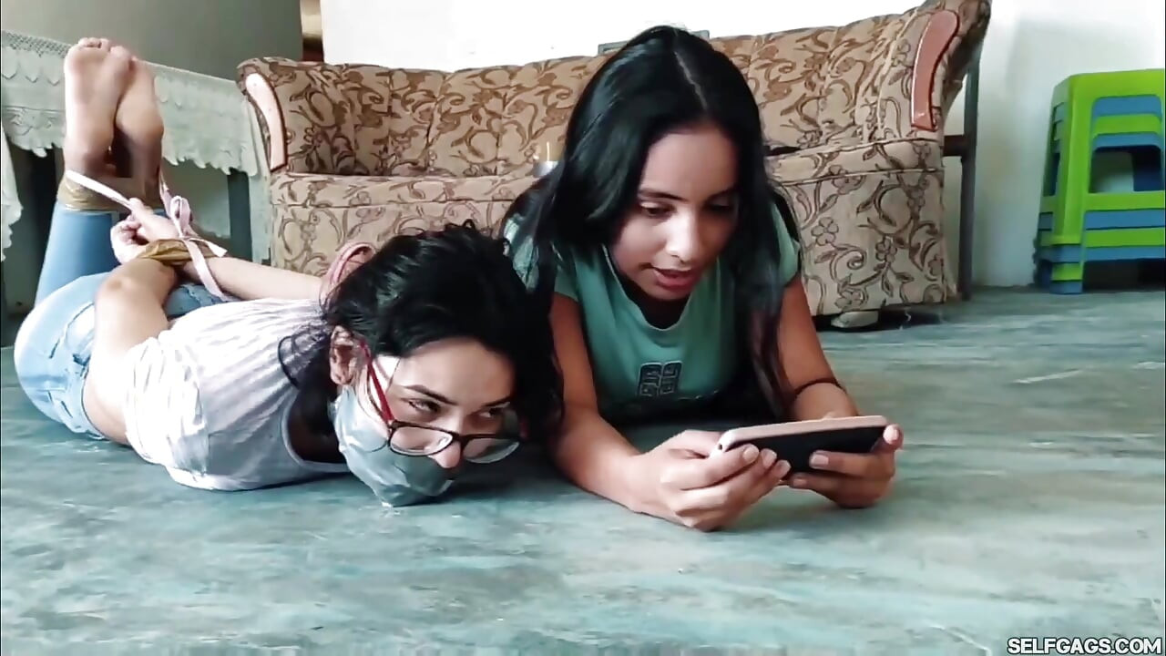 Lütfen bağlayın ve filmdeki kız gibi ağzımı tıkayın!