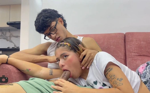 Küçük üvey kız kardeşim korkuyor ve ona yardım etmek için ona yutması için kocaman horozumu veriyorum