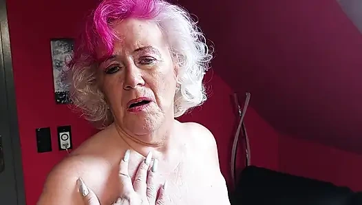 Alman azgın nine gittikçe azıyor ve daha fazla eğlence istiyor!