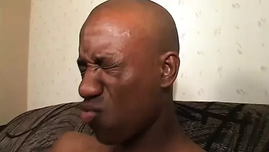 Etli kalçalı sokak Afrikalı kız adamı nasıl memnun etmeyi biliyor