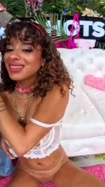 Azgın Isabella Jules Bryan Gozzling tarafından sikilmeyi seviyor!