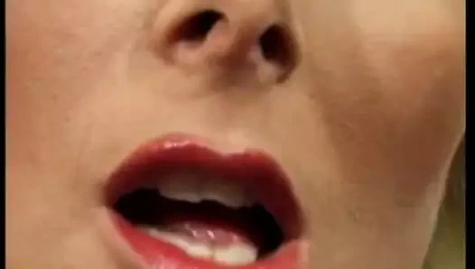 Iam deldi sarışın milf ile meme piercingleri emme 2