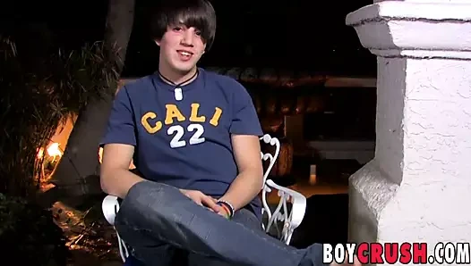 Röportaj yapılan genç adam mastürbasyon yapıyor ve jizz püskürtüyor