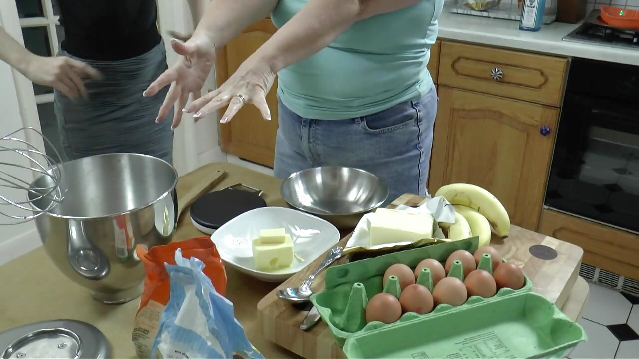 Lezbiyen çıplak edepsiz yemek yapıyor
