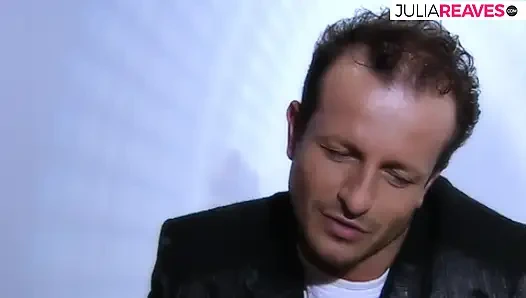 Seksi kız canavar yarakla öğürüyor ve sonra ağzına boşaltıyor