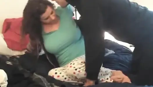 Esmer orta yaşlı seksi kadın kovboy kız pozunda sevgilisinin yarağına binmeden önce amını yalatıyor
