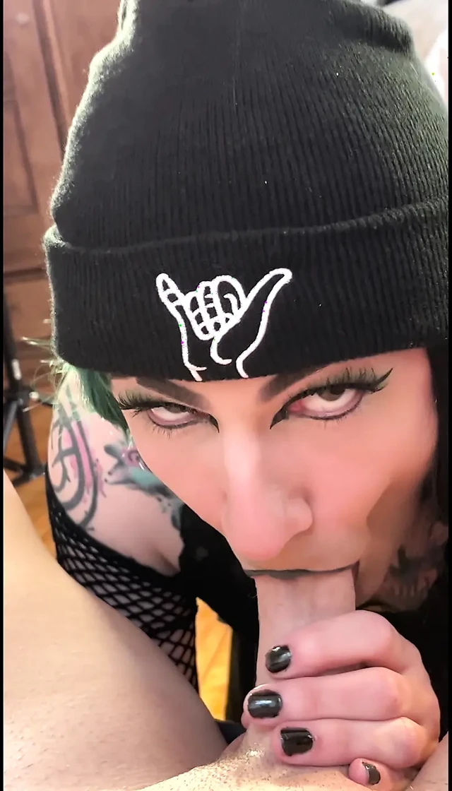 Süper seksi gotik femboy jade madison emiyor ve sikişiyor - derleme 2
