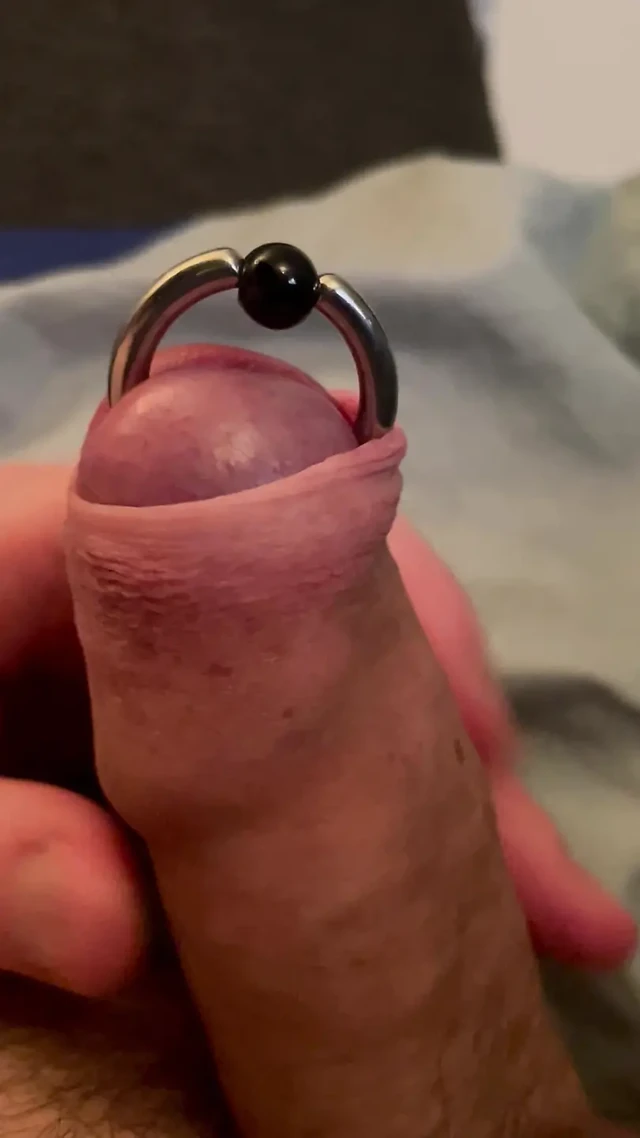 Sünnete piercing takıyor