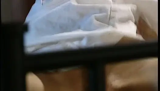 Ateşli sarışın mahkum hapishanede gardiyan tarafından sert sikiliyor