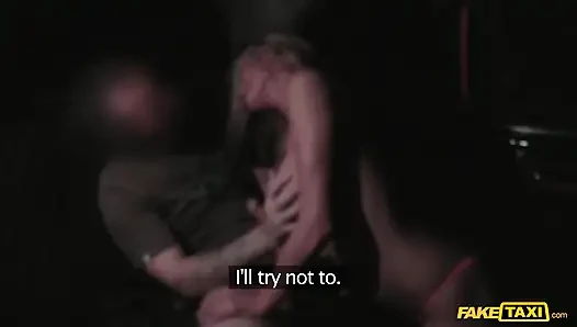 Fake taxi - muhteşem sarışın taksicinin zevki ve meme sikişleri için fit vücudunu sunuyor