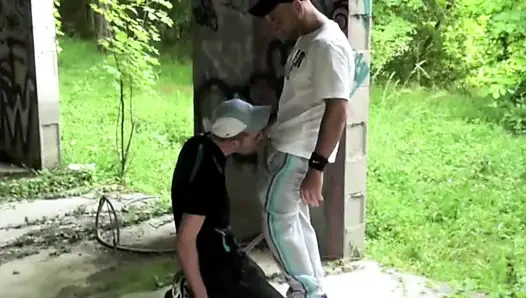 Spor ayakkabılı aşağılama açık havada