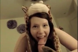 Şapkalı sevimli kız yutuyor