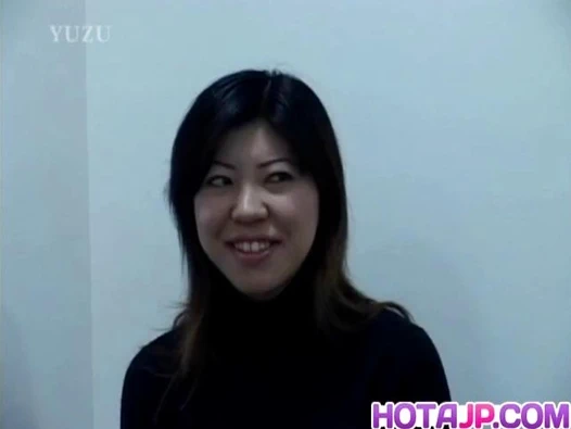 Sayuri marui sürmeden önce sert penis üzerinde vibratör koyar