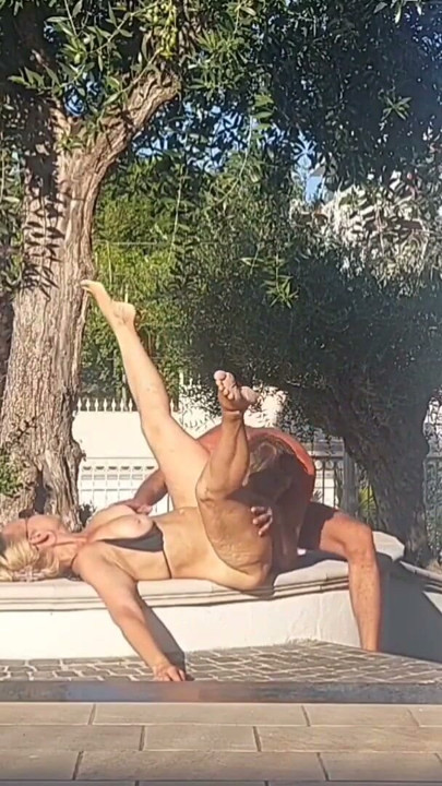 Selena'nın yogadan sonra açık havada seksi | Klip 2