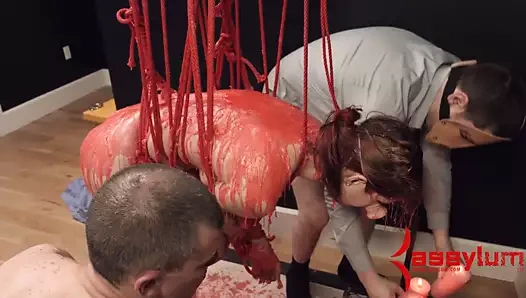 mumlu ve kırbaçlanmış genç