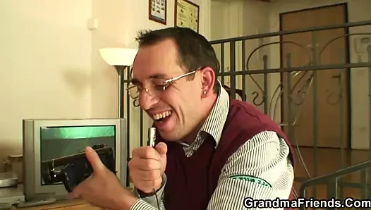 İki arkadaş büyük memeli olgun bir şişmanı paylaşıyor