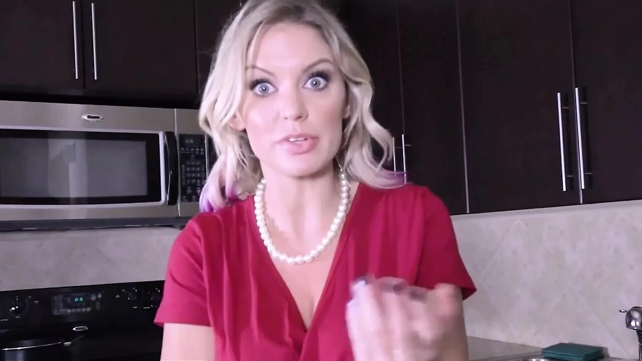 PervMom - Sexy Blonde Milf Gets Her Bubble Butt Bouncing While Being Drilled By Massive Cock