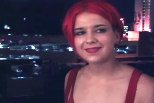 Holly şapşal ve gıdıklanıyor! Holly gizemli ellerin eğlencesine bacaklarını sallıyor
