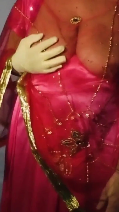 Hintli güzel kadın giyim fabrikasında çalışırken sikiliyor - net İngiliz hikayesi | Klip 1