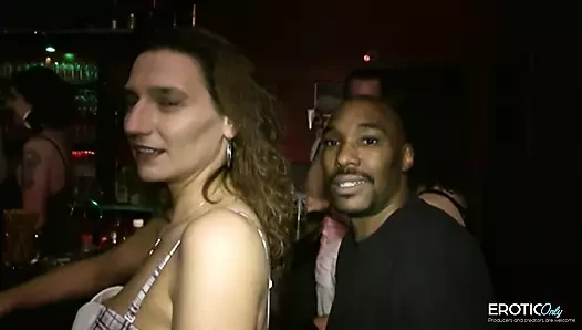 Genç çift eş değiştirme kulübünde yaşlı çiftle tanışıyor!