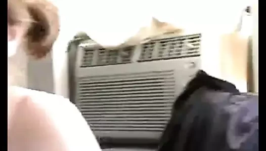 Sevimli kız ağızda boşalmak ile eğlence oral seks verir