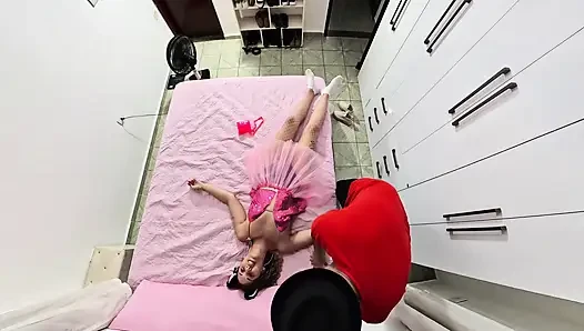 Üvey baba karnaval kostümünü çıkarıyor ve ağzına boşalıyor.