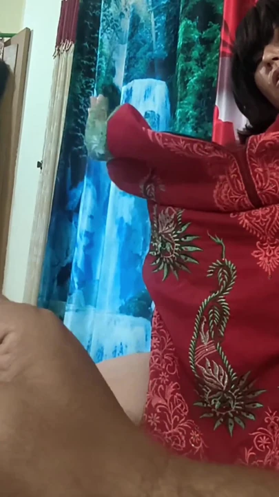 Baştan çıkarıcı üvey kız kardeş beni emmeyi kabul etti. | Klip 1