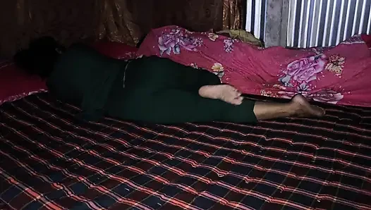 Üvey erkek kardeş üvey kız kardeşini evde sikiyor