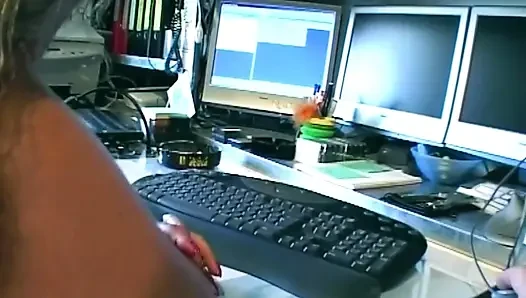 Kıvırcık esmer ofis sandalyesinde sert biniyor