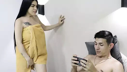 Büyük memeli üvey annem cep telefonumla oynamama izin vermiyor, yanlışlıkla göğüslerini gösteriyor ve sikişiyoruz