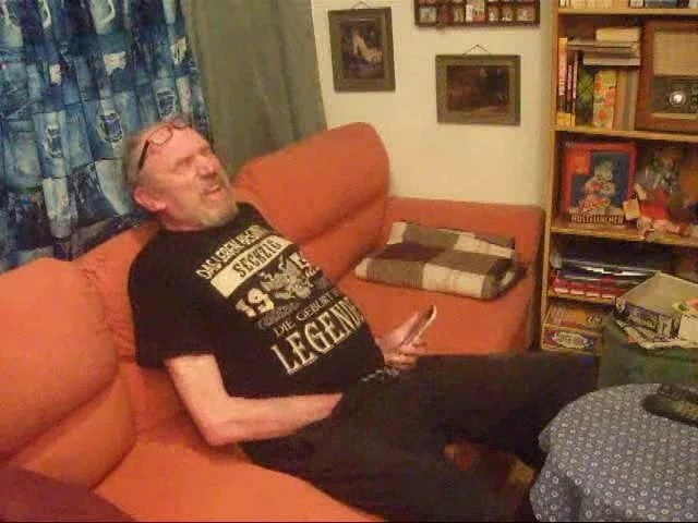 Sau schaut Porno am Handy und onaniert