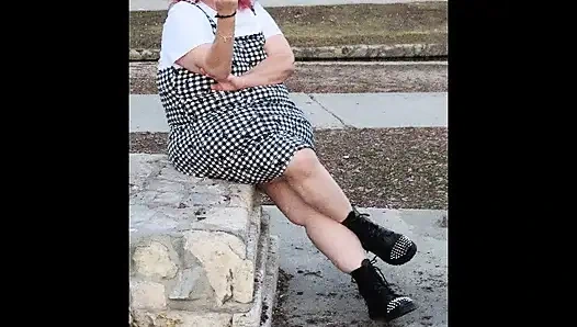 Domuz siğiller Jumper ve yerel parkta çılgın çivi çizmeleri teşhir ediyor