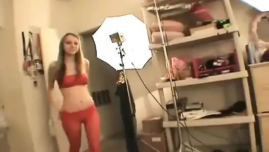 Kırmızı külotlu çoraplı Lexi Sexton kendini sikiyor