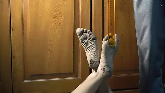 Ayak fetişi sevenler için ayaklar kir içinde. Bugs Bunny poz verdi. Ayak tabanina kuralla vuruyor
