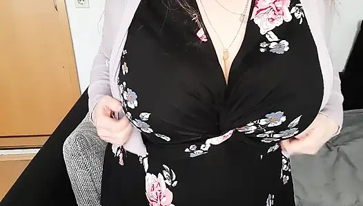 Büyük Göğüslerimi Sütyenden Çıkarıyorum