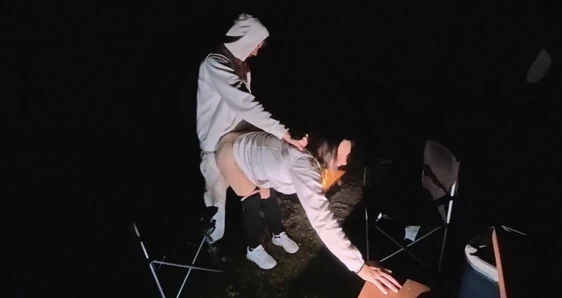 Evli kadın ormanda açık havada büyük yarakla kullanılıyor